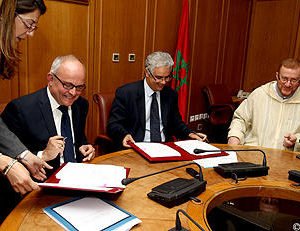 En photo (de gauche à droite: Simon Gray, directeur du département Maghreb au bureau régional Moyen Orient de la Banque mondiale, Nizar Baraka, Ministre des Finances et de l'Economie et Najib Boulif, Ministre délégué auprès du Chef du gouvernement Chargé des Affaires générales et de la Gouvernance