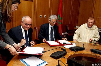 En photo (de gauche à droite: Simon Gray, directeur du département Maghreb au bureau régional Moyen Orient de la Banque mondiale, Nizar Baraka, Ministre des Finances et de l'Economie et Najib Boulif, Ministre délégué auprès du Chef du gouvernement Chargé des Affaires générales et de la Gouvernance