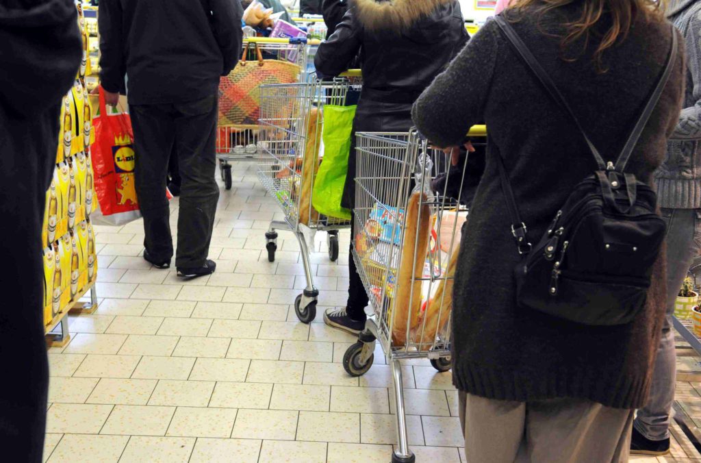 Hard Discount: la riposte des GMS au boycott s'organise hyper marché attente service client 6 juin 2016 Food Boisson 1024x676 - Hard Discount: la riposte des GMS au boycott s'organise