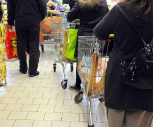 hyper marché attente service client   6 juin 2016   Food Boisson 300x250 - Les dépenses des ménages sauvent la croissance en 2016