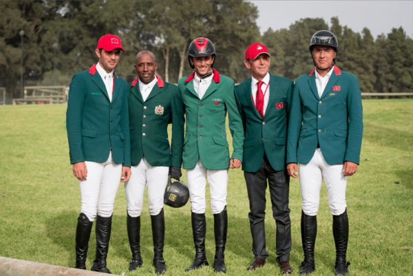 De G. à D. : Les cavaliers Abdeslam BENNANI SMIRES, Abdelkebir OUADDAR, Ali AL AHRACH, Philippe ROZIER (entraineur de l'équipe nationale) et El Ghali BOUKAA