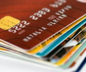 cartes bancaires 300x250 - La carte bancaire sert d'abord à récupérer du cash!