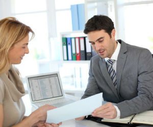 relation client face a face 300x250 - Les consommateurs aiment regarder l'entreprise dans les yeux!
