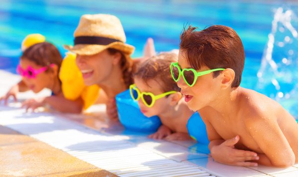 Happy family in the pool, having fun in the water, mother with t – Consonews - Premier site consommation au Maroc