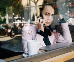 fille cafe appelant au telephone 300x250 - Déconfinement: les cafés autorisés à ouvrir dès aujourd'hui.. Mais..!