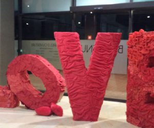 saint valentin 300x250 - Saint-Valentin, quand l’amour booste le business