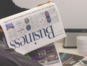 dirigeant lisant le journal 300x228 - Médias: 95% des supports domiciliés à Rabat sont hors la loi!