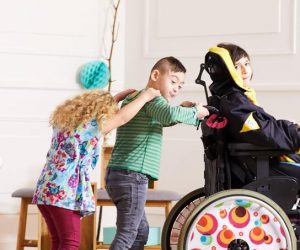 kiabi vetement handicapes 300x250 - Enfants handicapés: Kiabi sort des vêtements dédiés