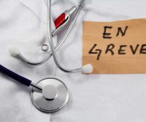 medecin greve 300x250 - Hôpitaux Publics : les médecins annoncent une grève pour le 28 septembre