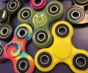 fidget spinner 300x250 - Fidget Spinner : le jouet qui fait fureur chez les mômes  (et bientôt chez les grands)