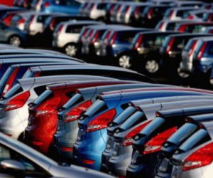vente voitures 300x250 - Automobiles: les ventes continuent sur leur baisse à fin août