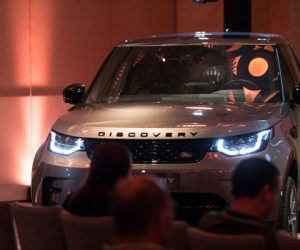 ©NEO NEWDISCO 7390 300x250 - Lancement du nouveau Land Rover Discovery (PHOTOS)
