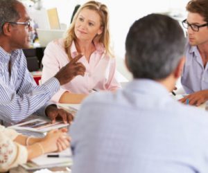 discussion 300x250 - L'association APD lance un format "think tank" pour les dirigeants