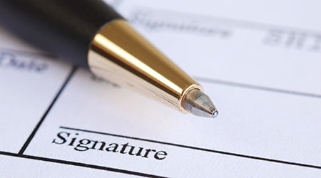 Sign the name on a paper with a pen – Consonews - Premier site consommation au Maroc