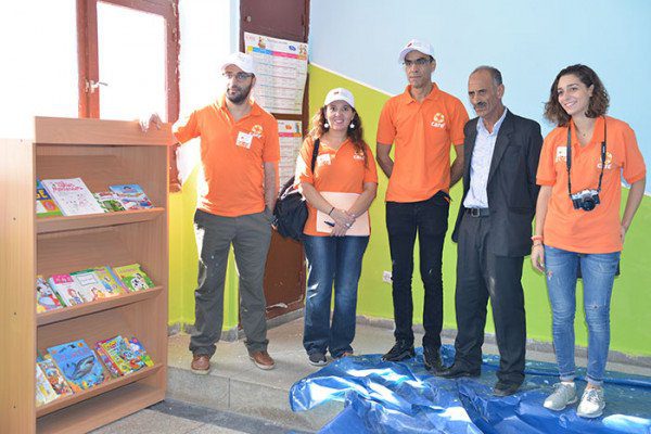 Community day « Opération peinture » organisé par la Fondation Attijariwafa bank avec l’association CARE International Maroc, au profit d’une école à Sidi Moumen, basé sur la mobilisation de collaborateurs bénévoles du Groupe Fondation attijariwafa bank Mise en place dune bibliothèque - Community day « Opération peinture » organisé par la Fondation Attijariwafa bank avec l’association CARE International Maroc, au profit d’une école à Sidi Moumen, basé sur la mobilisation de collaborateurs bénévoles du Groupe
