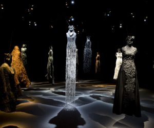 Les Robes Sculpture Noureddine Amir  300x250 - La Fondation Jardin Majorelle consacre une exposition au couturier marocain Noureddine Amir au musée YVES SAINT LAURENT Marrakech