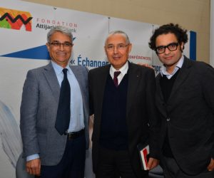 M. Mohamed EL KETTANI avec les 2 intervenants 300x250 - La Fondation Attijariwafa bank analyse le fléau de l’addiction des jeunes aux drogues et à l’alcool