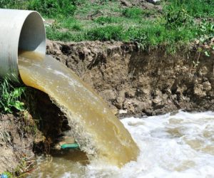 eau polluée 300x250 - Pénurie d’eau ... Les solutions envisagées par le gouvernement