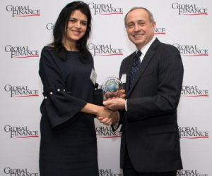 Photo réception trophée 300x250 - La Banque Privée du groupe Attijariwafa bank élue Meilleure Banque Privée au Maroc pour l’année 2018 par Global Finance