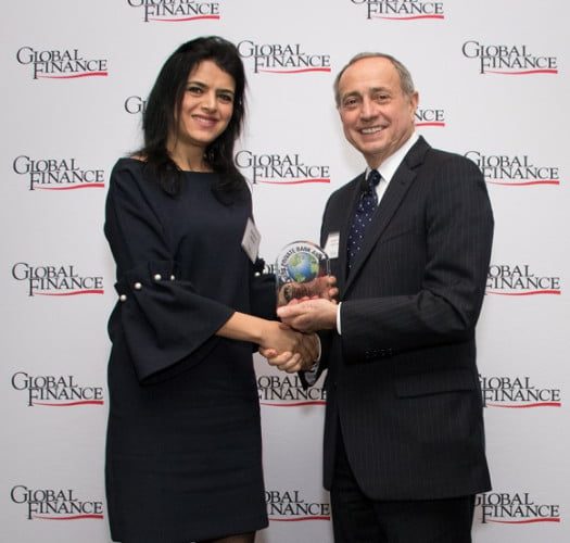 Photo réception trophée - La Banque Privée du groupe Attijariwafa bank élue Meilleure Banque Privée au Maroc pour l’année 2018 par Global Finance