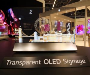 Transparent OLED 02 300x250 - LG RÉVOLUTIONNE LES SOLUTIONS D’AFFICHAGE DYNAMIQUE GRÂCE À SON ÉCRAN OLED TRANSPARENT ET SON MUR D’IMAGE LE PLUS FIN AU MONDE