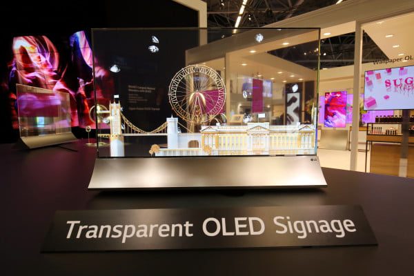 Transparent OLED 02 - LG RÉVOLUTIONNE LES SOLUTIONS D’AFFICHAGE DYNAMIQUE GRÂCE À SON ÉCRAN OLED TRANSPARENT ET SON MUR D’IMAGE LE PLUS FIN AU MONDE