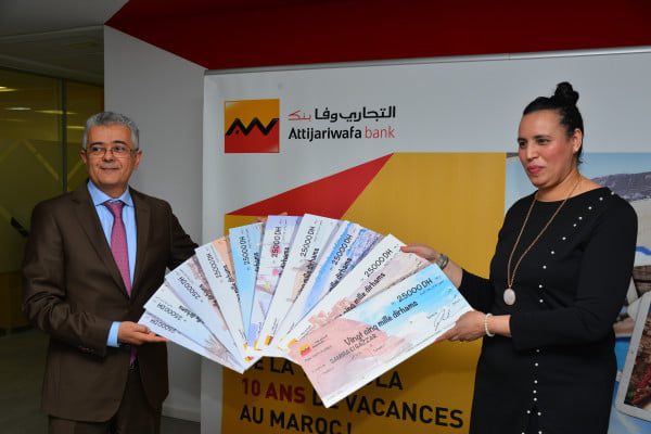 Attijariwafa bank dévoile la gagnante de la grande tombola MRE avec à la clé « 10 ans de vacances au Maroc » Younes Kettani remettant le prix à la gagnante - Attijariwafa bank dévoile la gagnante de la grande tombola MRE avec à la clé « 10 ans de vacances au Maroc »