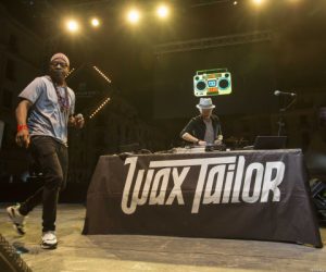 Wax.Tailor.Scene .BMCI .Jazzablanca18©Sife.ElAmine.PD 9 300x250 - Exceptionnel show sonore et lyrique du génial  Wax Tailor sur la place des Nations-Unies !
