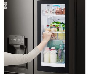 InstaView Multi Door Black Stainless Steel Light On Hand 300x250 - LG DEVOILE SON NOUVEAU REFRIGERATEUR INSTAVIEW MULTI-PORTES AVEC UN DES IGN ET DES PERFORMANCES INNOVANTS