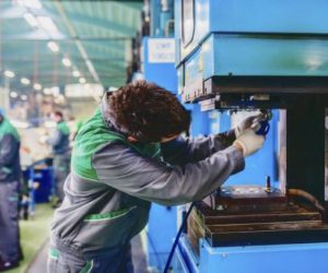 emploi industriel 300x250 - Industries manufacturières: Hausse de l’indice de la production