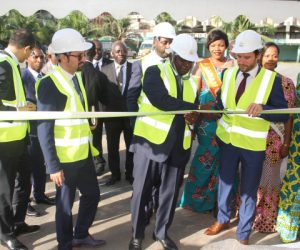 de gauche à droite M BEN OUDA DG du groupe Palmeraie Développement Akossi Noel Bendjo Maire du Plateau à Abidjan Erwan GARNIER Directeur Développement Afrique et Océan Indien Radisson Hotel Group v2 300x250 - Le Groupe Palmeraie Développement et la Mairie du plateau d’Abidjan lancent les travaux de l’hôtel Abidjan et confient sa gestion à Radisson