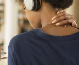 tech neck 300x250 - [PRATIQUE] Au bureau, ayez le réflexe de vous pincer l'épaule