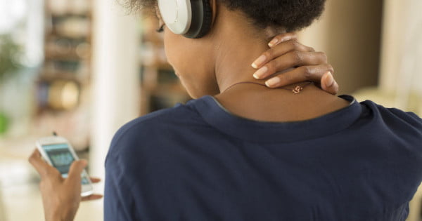 tech neck - [PRATIQUE] Au bureau, ayez le réflexe de vous pincer l'épaule