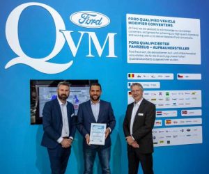 Photo 1 Left to right Danny SchützTransit Special Vehicle Engineering QVM program Engineer et Saad Benzekri Directeur Général TRAMAUTO  300x250 - Ford lance son Programme de Modificateurs de Véhicules Qualifiés (QVM) en Afrique du Nord