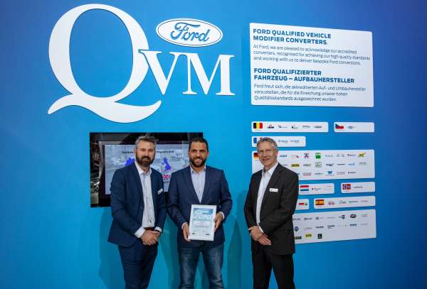 Photo 1 Left to right Danny SchützTransit Special Vehicle Engineering QVM program Engineer et Saad Benzekri Directeur Général TRAMAUTO  - Ford lance son Programme de Modificateurs de Véhicules Qualifiés (QVM) en Afrique du Nord