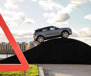 C0B692BF 9EC8 4C71 8E53 FFAC54A95731 300x250 - VIDEO - Le nouveau Range Rover Evoque démontre ses capacités tout-terrain en plein centre de Londres