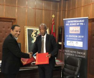 Poignée de main de g. à d. M. Hassan Tazi DG Palmines M. Moulay Brahim Sedra Doyen de la FSTE 300x250 - PALMERAIE INDUSTRIES & SERVICES LANCE « SPIN-OFF BY PIS »