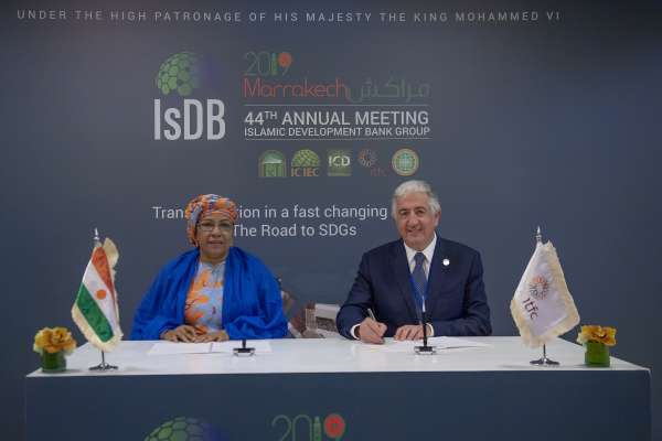 ITFC CEO Eng. Hani Salem Sonbol and H.E. Aa╠âchatou Boulama KanC╠º Minister of Planning of Niger and IsDB Governor - La société internationale islamique de financement du commerce signe six accords commerciaux de haut niveau