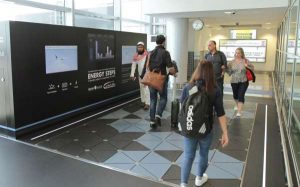 Énergie verte: générer de l'électricité en marchant, c'est désormais possible... Pavegen Abu Dhabi Airport 300x187 - Énergie verte: générer de l'électricité en marchant, c'est désormais possible...