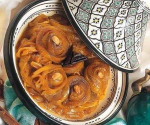 Tajine de viande aux amandes et oignons 300x250 - Recette du jour : Tajine de viande aux amandes et oignons (k'dra)