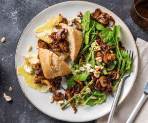 brie cheese mushroom and caramelized onion sandwich 29280431 300x250 - Recette du jour: sandwiches aux champignons