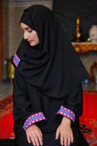 abaya azhanfez carrés turquoises 1 200x300 - AZHANFEZ, un appel créatif à "La Modest Fashion"