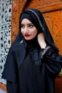 AZHANFEZ, un appel créatif à "La Modest Fashion" abaya azhanfez perles noires 4 200x300 - AZHANFEZ, un appel créatif à "La Modest Fashion"