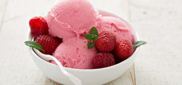 recette de glace framboise sans sorbetiere 1920x900 1 - Recette du jour: Crème glacée aux framboises