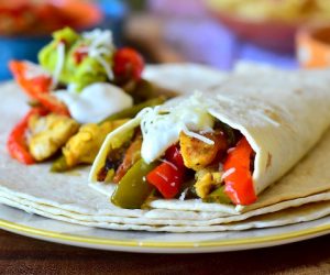 recette fajitas au poulet et aux poivrons 1 300x250 - Recette du jour : Fajitas de poulet