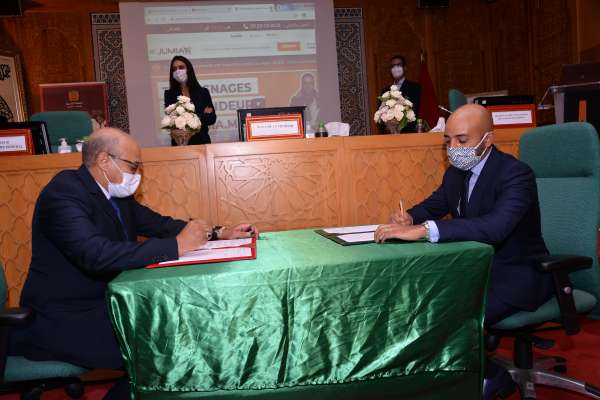 Photo 1 - Madame Nadia Fettah pr&eacute;side la c&eacute;r&eacute;monie de signature de conventions de partenariat entre la Maison de l&rsquo;Artisan et des plateformes de commerce &eacute;lectronique