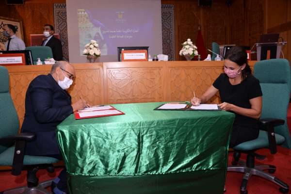 Photo 2 - Madame Nadia Fettah pr&eacute;side la c&eacute;r&eacute;monie de signature de conventions de partenariat entre la Maison de l&rsquo;Artisan et des plateformes de commerce &eacute;lectronique