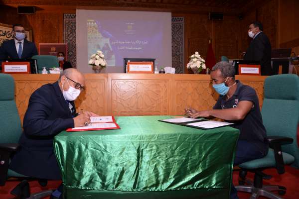 Photo 4 - Madame Nadia Fettah pr&eacute;side la c&eacute;r&eacute;monie de signature de conventions de partenariat entre la Maison de l&rsquo;Artisan et des plateformes de commerce &eacute;lectronique