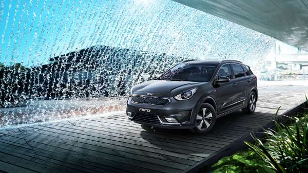 Kia Maroc présente sa gamme hybride Niro et K5 org 1469095247 DE 17MY EU LHD Low Trim Style main - Kia Maroc présente sa gamme hybride Niro et K5