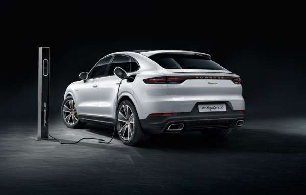 CY19J4OIX0001 layout - Le Centre Porsche Casablanca c&eacute;l&egrave;bre l&rsquo;arriv&eacute;e du nouveau Cayenne Coup&eacute;